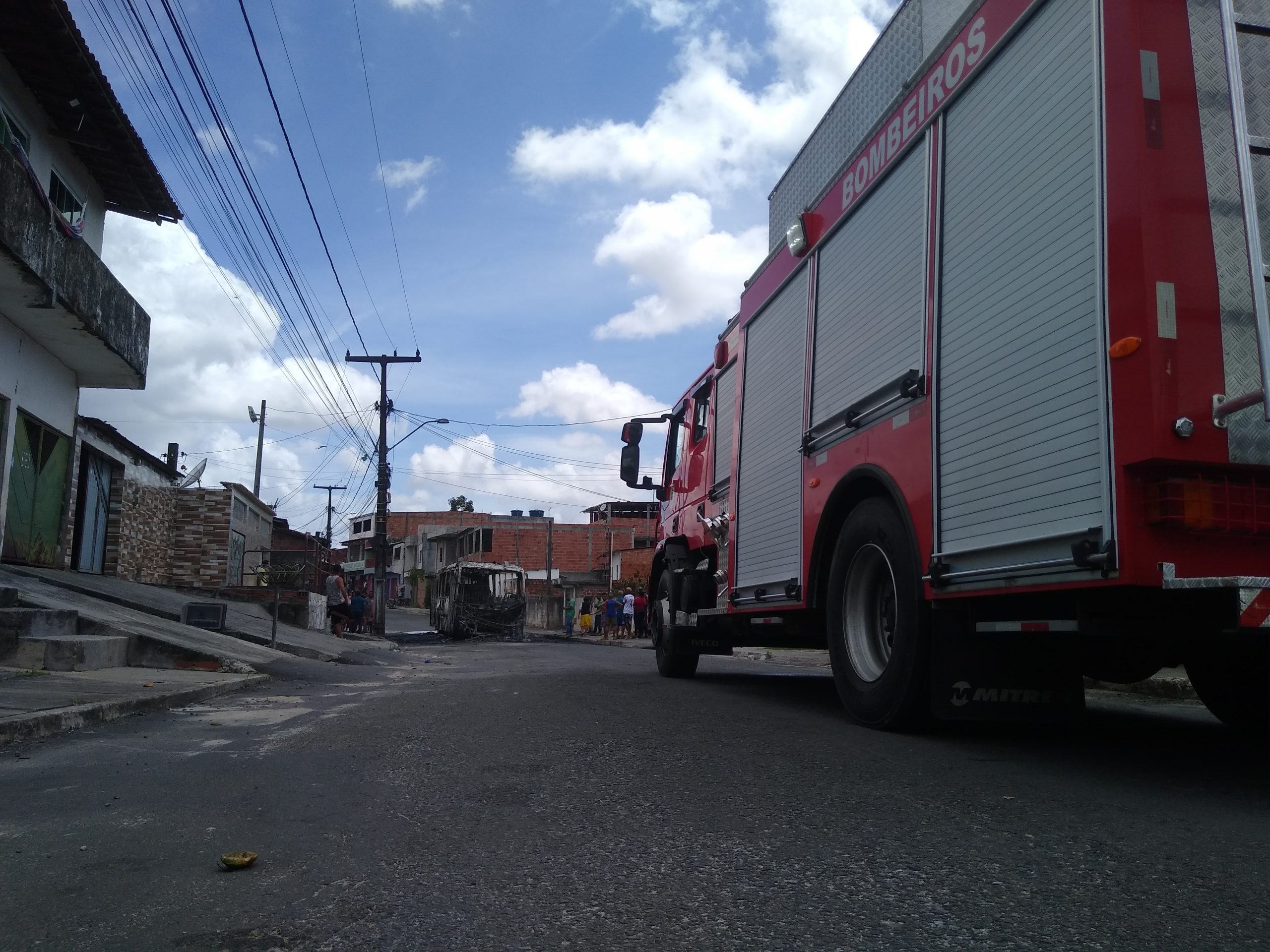 ÔNIBUS DA COOPERATIVA COOASTAC PEGA FOGO NO BAIRRO DO PHOC III