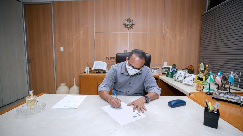 Prefeito assina termo de adesão do Programa Prefeito Amigo da Criança