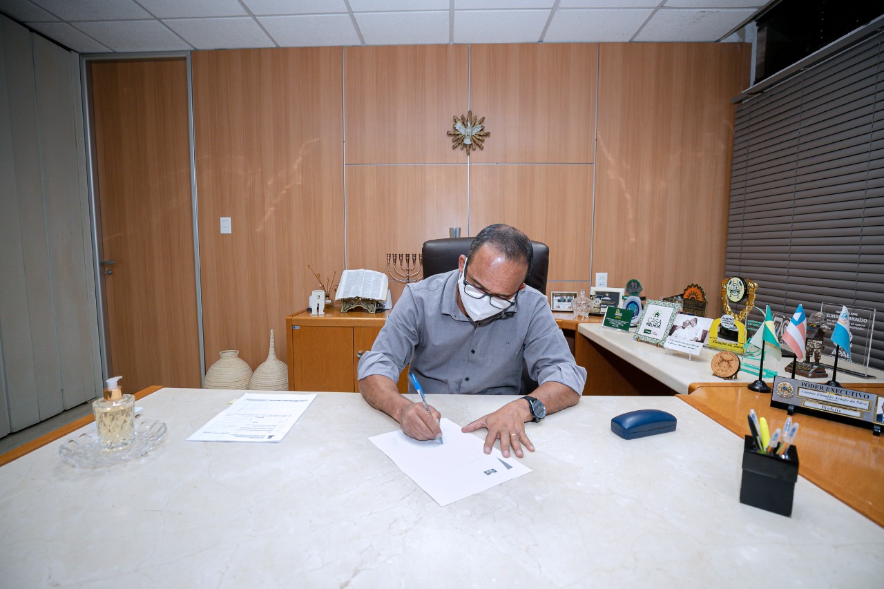 Prefeito assina termo de adesão do Programa Prefeito Amigo da Criança