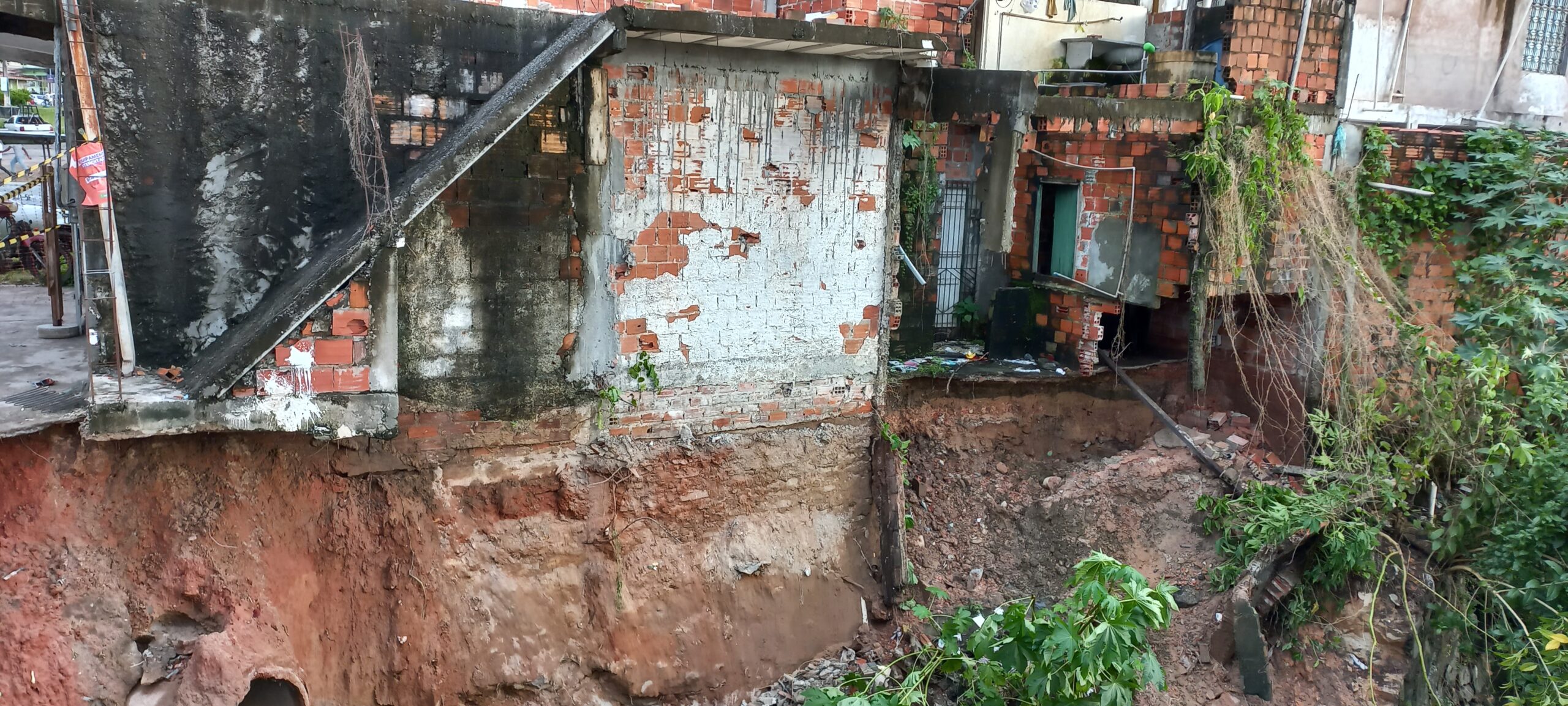 Chuva causa deslizamento de terra em Camaçari