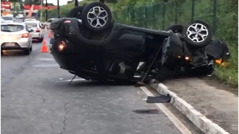 Suspeitos de roubo morrem em capotamento durante perseguição na Av. São Rafael