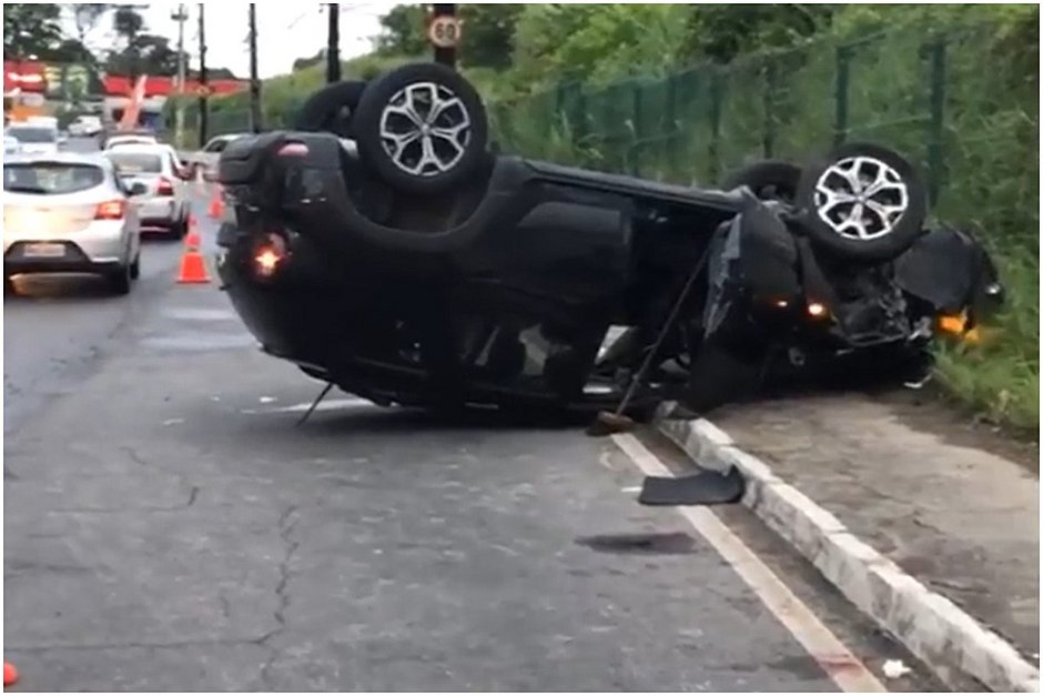 Suspeitos de roubo morrem em capotamento durante perseguição na Av. São Rafael