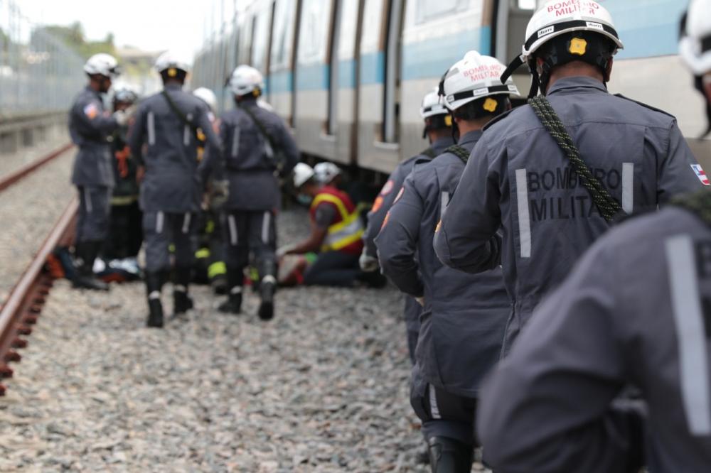 Bombeiros simulam resgates de vítimas em acidente no metrô