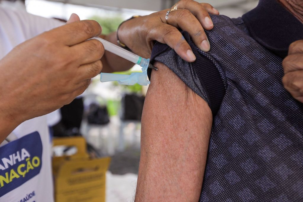 Vacinação contra Covid continua nesta segunda (2) em Camaçari