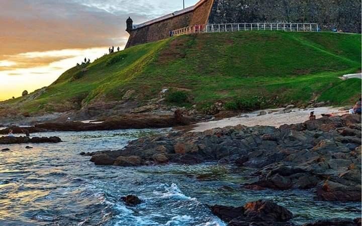 Homem é achado morto na praia da Barra, em Salvador; corpo tinha marcas de tiros