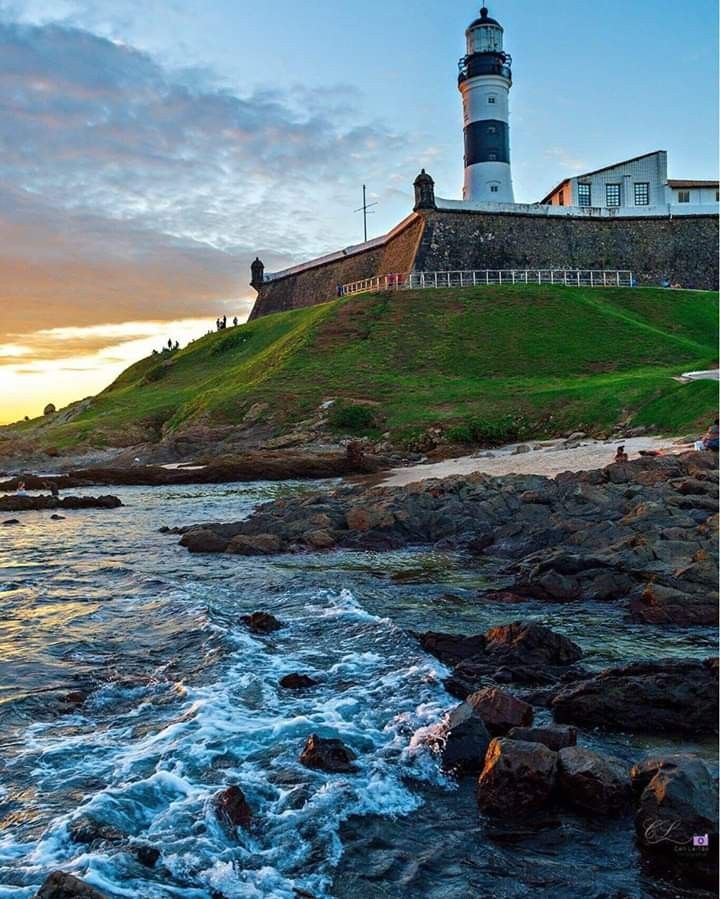Homem é achado morto na praia da Barra, em Salvador; corpo tinha marcas de tiros