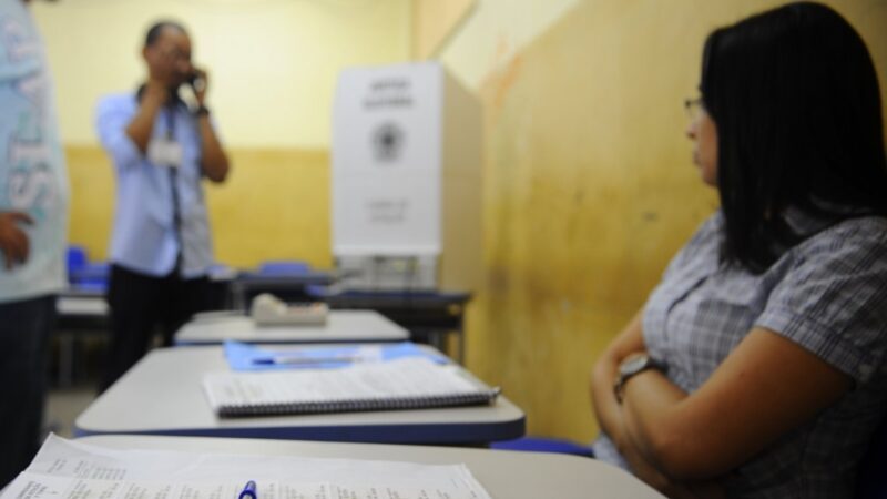 Eleitor deve deixar celular com mesário antes de votar