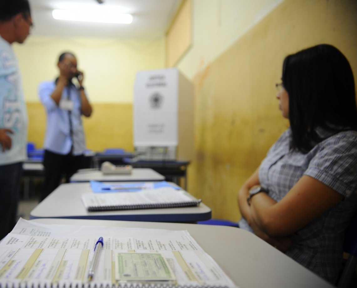 Eleitor deve deixar celular com mesário antes de votar