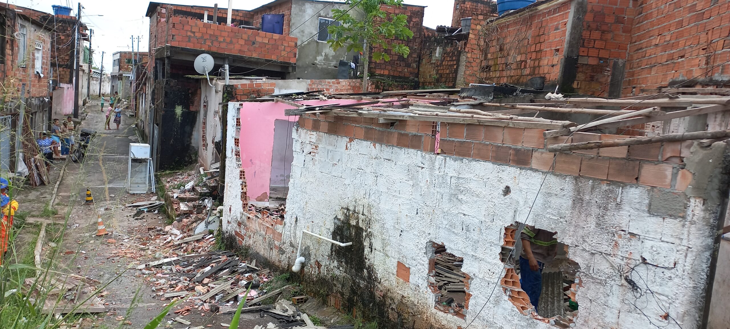Imóvel é condenado no Phoc I e é demolida pela Defesa Civil de Camaçari