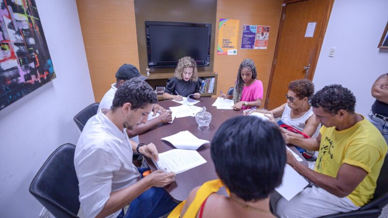 Assinados contratos com grupos artísticos que se apresentaram em desfiles cívicos
