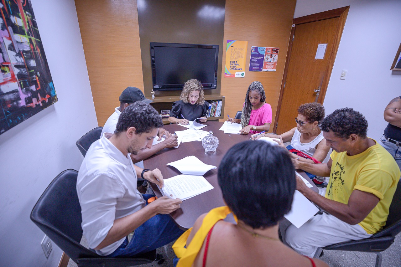 Assinados contratos com grupos artísticos que se apresentaram em desfiles cívicos