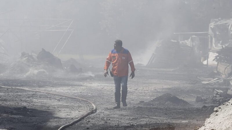 Incêndio atinge depósito de empresa que fabrica e armazena plásticos em Camaçari