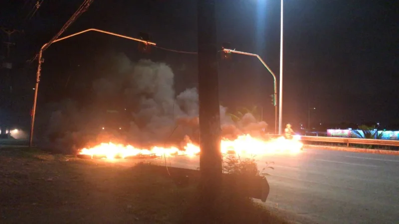 Manifestantes bloqueiam pista e ato deixa trânsito congestionado na Avenida Paralela, em Salvador