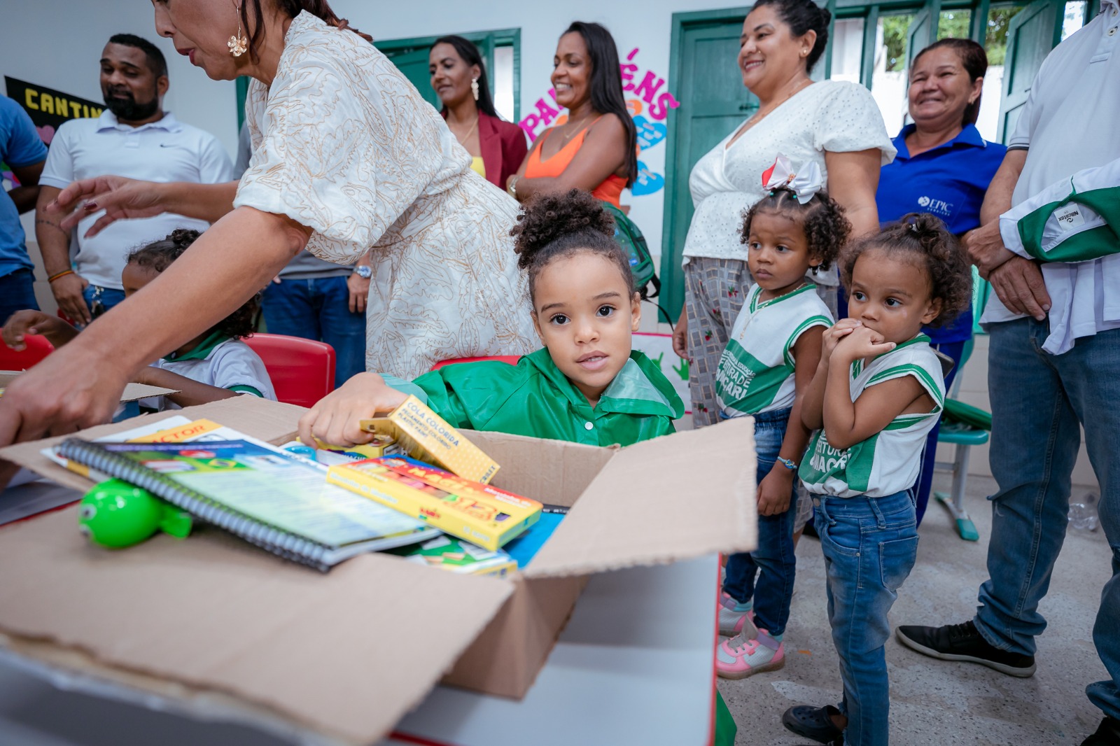 Prefeito realiza entrega do Kit Volta às Aulas 2023 aos estudantes do Ciei Areias