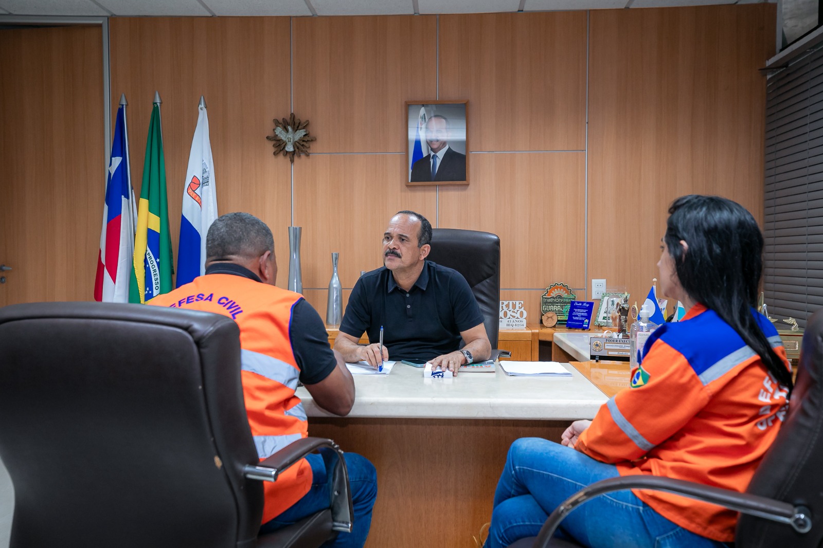 Prefeito reúne com Defesa Civil para tratar de remoção em áreas de risco