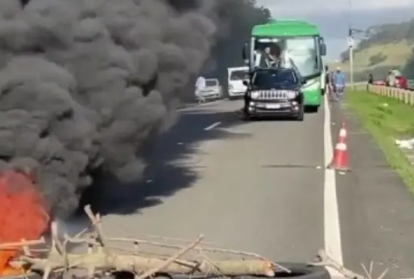 Motoristas do transporte Linha Branca fecham estrada e protestam na BA-099