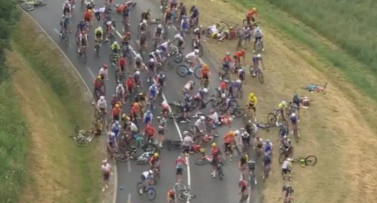 Acidente com mais de 30 ciclistas deixa vítima em estado de alerta