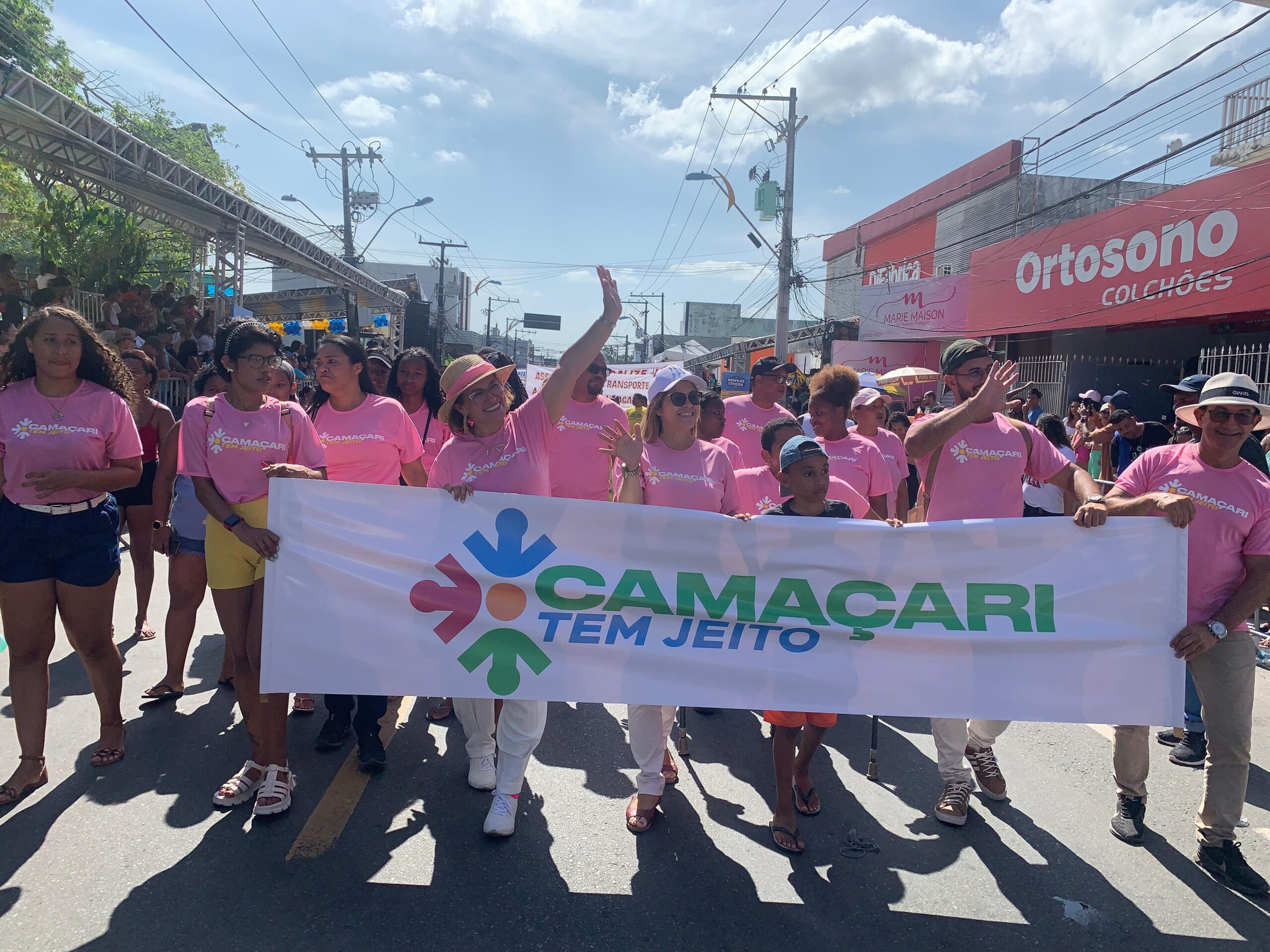 CAMAÇARI TEM JEITO: Pré-candidata a prefeita Sineide Lopes participa de desfile em comemoração aos 265 anos de Camaçari