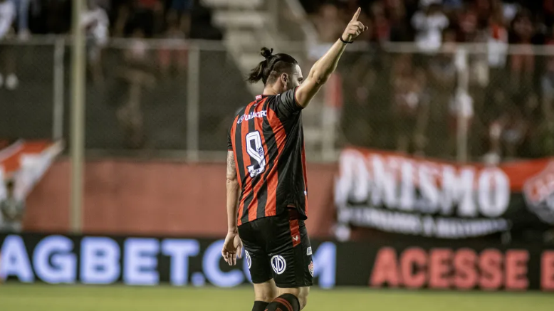 Vitória vence o Guarani e se isola na liderança da Série B