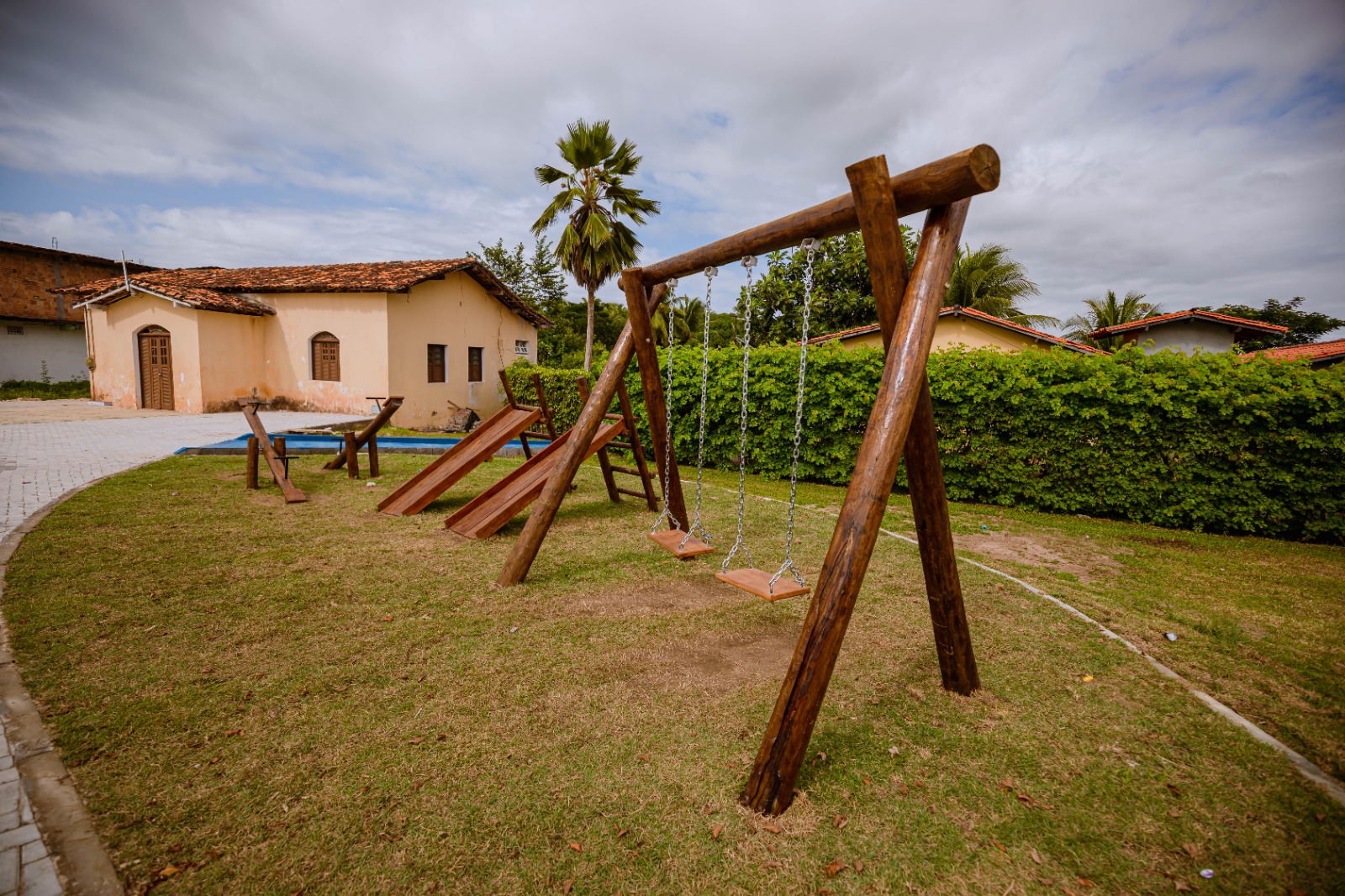 Obras na praça de Coqueiros de Arembepe alcançam 90% de execução