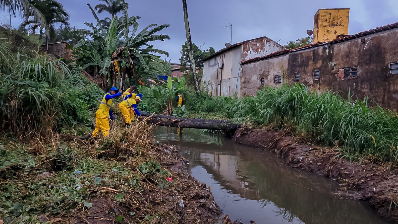 Prefeitura realiza ação preventiva de limpeza de canal em vias do município