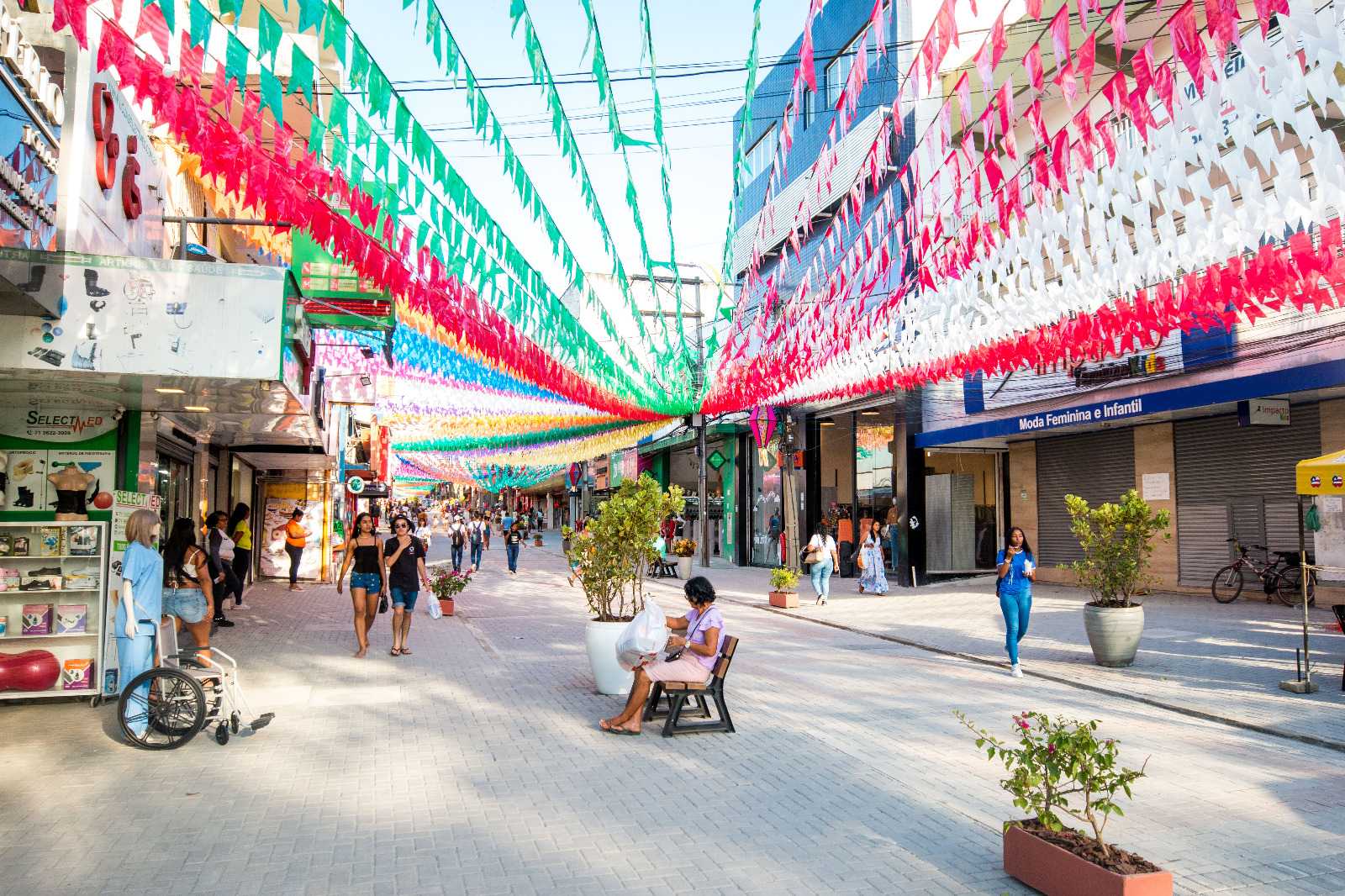 Requalificação da Getúlio Vargas e decoração junina fomentam comércio no Centro de Camaçari