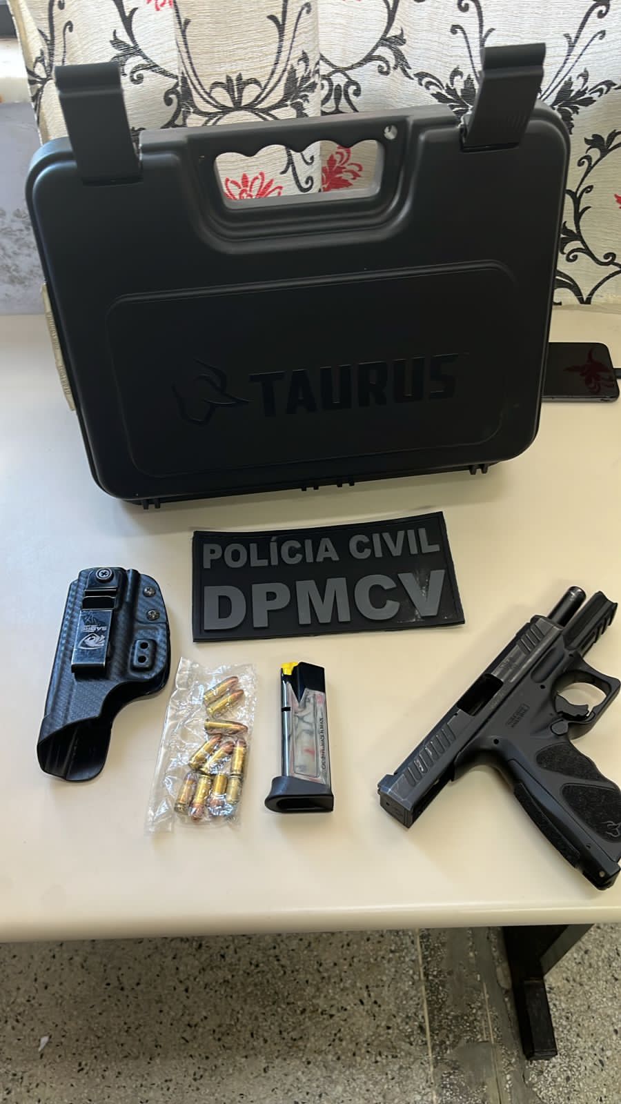 Pistola e munições são apreendidas na casa de investigado por violência doméstica