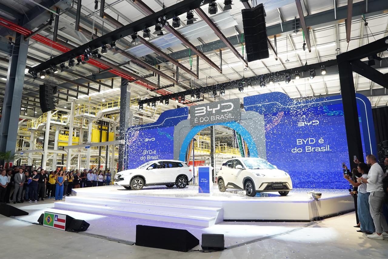 Na fábrica de Camaçari, BYD apresenta primeiro veículo fabricado no Brasil