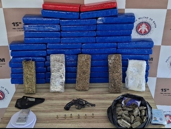 PM apreende mais de 50 kg de drogas, arma e munições em Itabuna